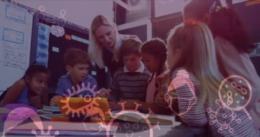 Covid 19 hücre animasyonu ve sınıf öğretmenleriyle birlikte okul çocuklarının üzerinde yüzen ikonlar. Küresel koronavirüs Covid 19 salgın konsepti dijital olarak oluşturulmuş görüntü.