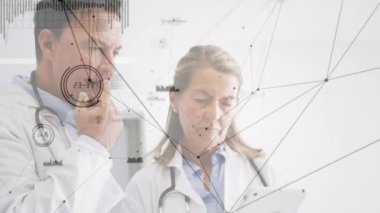 Hastanede dijital tablet kullanan erkek ve kadın doktorlara karşı bağlantı ağının dijital animasyonu ve veri işleme. tıp araştırma bilimi ve küresel ağ kavramı