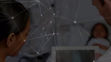 Hastane yatağında yatarken dijital tablet kullanan kadın ve erkek doktorlara karşı hareket eden bağlantıların dijital animasyonu. tıp araştırma bilimi ve küresel ağ kavramı