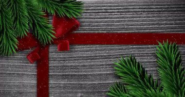 Animasyon: Kırmızı kurdele. Gri üzerine kar yağar. Noel kutlaması konsepti dijital olarak oluşturulmuş görüntü.