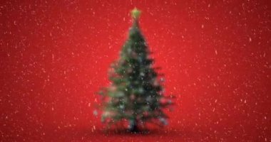 Kırmızı arka planda kar yağan Noel ağacının animasyonu. Noel kutlaması konsepti dijital olarak oluşturulmuş görüntü.