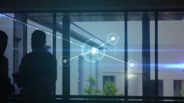 Hastanede dijital tablet kullanan iki doktorun dikiz aynasıyla parlayan bağlantı ağının dijital animasyonu ve mavi ışık yolları. tıp araştırma bilimi ve küresel ağ kavramı