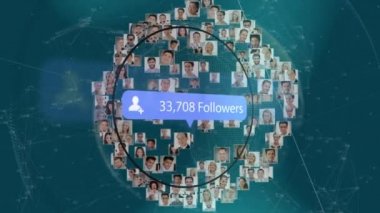 Dijital arayüzün animasyonu metni ve insanların ikonunu mavi konuşma baloncuğunda insanların fotoğraflarıyla oluşturulan artan sayılarla indiriyor. Dijital olarak oluşturulan küresel sosyal medya ağı.