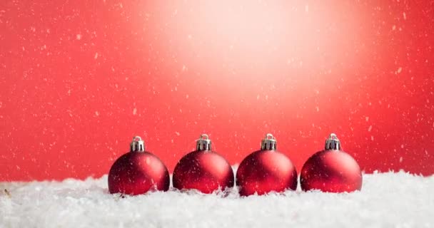 Animação Baubles Natal Decorações Com Neve Caindo Fundo Vermelho Festa — Vídeo de Stock