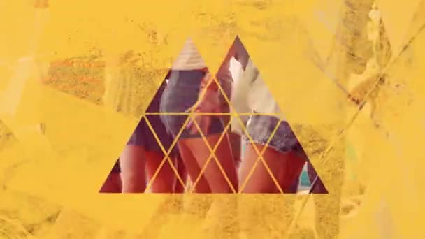 Animation Von Dreiecksformen Die Tanzende Menschen Auf Flackerndem Gelb Zerknittertem — Stockvideo