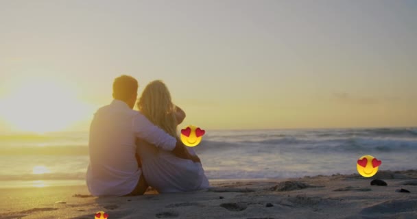 Animation Mehrerer Herz Augen Emojis Schweben Gegen Verliebte Paare Die — Stockvideo