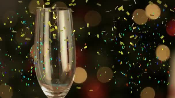 Çok Renkli Konfetilerin Şampanya Bardağına Düşüşünün Animasyonu Yeni Yıl Kutlamaları — Stok video