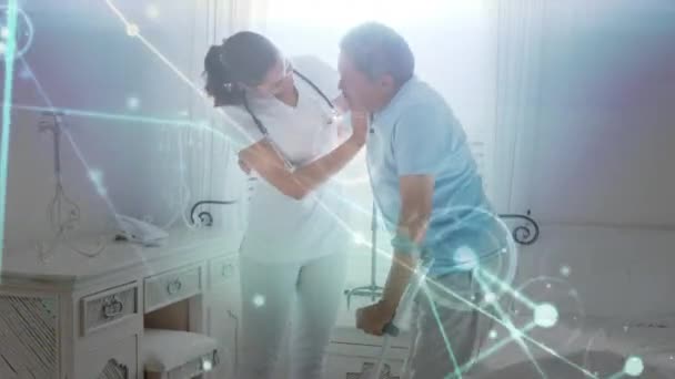 高齢男性患者が病院で杖で歩くのを助ける女性医療専門家に対して移動接続の輝くネットワークのデジタルアニメーション 医学研究とグローバル ネットワーキングの概念 — ストック動画