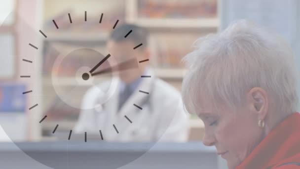 Animación Reloj Digital Corriendo Sobre Una Paciente Mayor Esperando Hospital — Vídeo de stock