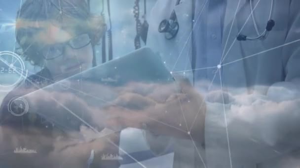 在医院用男医生的数字平板电脑对医疗数据处理和男医生关系网进行动画 并将其显示给一个男孩看 全球医疗保健概念数字组合 — 图库视频影像