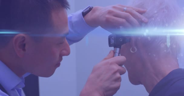 Animacja Niebieskich Smug Światła Nad Pacjentką Bada Uszy Lekarzy Ogólnoświatowa — Wideo stockowe