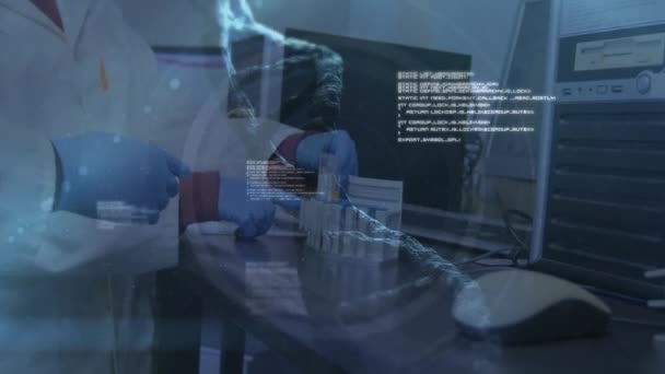 Animation Der Medizinischen Datenverarbeitung Über Zwei Labormitarbeiterinnen Weißen Anzügen Mit — Stockvideo