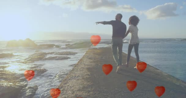 Animación Corazón Rojo Flotando Sobre Pareja Enamorada Cogida Mano Junto — Vídeo de stock