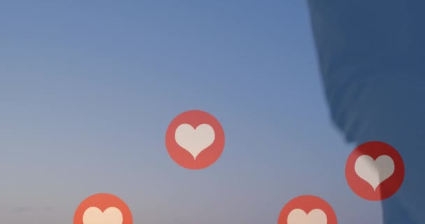 Animación Los Iconos Del Corazón Rojo Flotando Sobre Pareja Amor — Vídeo de stock