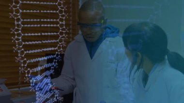 Tıbbi veri işleme ve DNA iplikçiklerinin canlandırılması verileri analiz eden beyaz takım elbiseli iki laboratuvar çalışanının üzerinde dönüyor. Küresel tıp sağlık konsepti dijital bileşik.