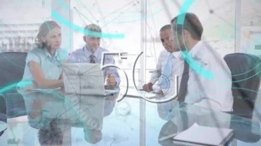 Toplantıda dizüstü bilgisayar kullanan iş adamları üzerinden 5G bağlantı ağı ve simge arayüzünün animasyonu. Dijital olarak oluşturulan küresel bağlantı ağı teknolojisi kavramı.