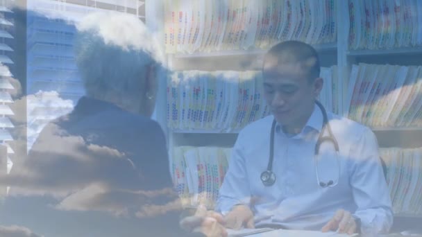Mavi Gökyüzündeki Beyaz Bulutların Erkek Doktorun Gülümsemesi Hastanedeki Yaşlı Kadın — Stok video