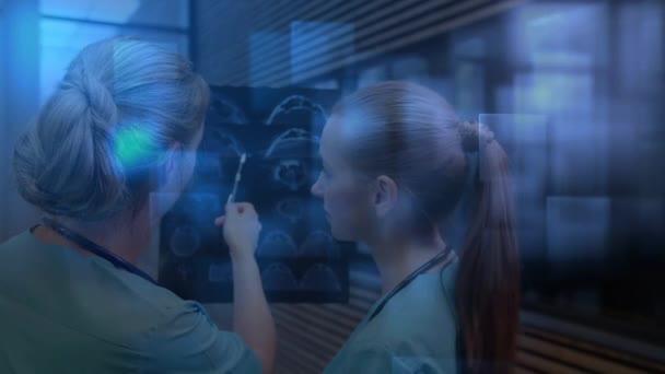 X線レポートTa病院を検討する2人の女性医療専門家に対して移動する複数の青い正方形の形状のデジタルアニメーション 医学研究の概念 — ストック動画