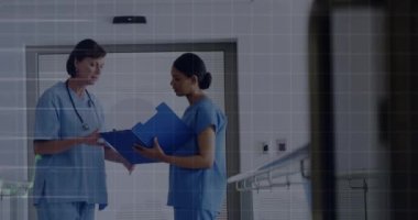 Hastanenin koridorundaki dosya raporları üzerinde tartışan kadın doktor ve kadın doktorla ilgili şebeke hatları üzerinden finansal veri işleme dijital animasyonu. Tıp araştırmaları ve küresel finansman kavramı
