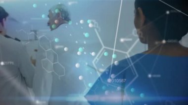 Hastanenin koridorunda çalışan erkek ve kadın doktorlara ve kadın tıp uzmanlarına karşı tıbbi veri işleme ve bağlantı ağının dijital animasyonu. tıp araştırma bilimi ve küresel ağ kavramı