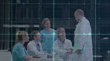 Hastanedeki tıbbi profesyonellerden oluşan ekiple el sıkışan erkek doktorlara karşı dijital animasyon. tıp araştırma bilimi ve küresel ağ kavramı