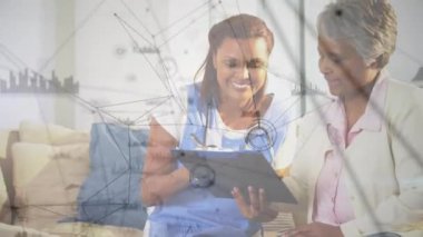 Hastanedeki pano üzerinde tartışan kıdemli kadın doktor ve kadın tıp uzmanlarına karşı bağlantı ve veri işleme ağının dijital animasyonu. Tıp araştırmaları ve küresel finansman kavramı