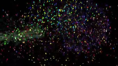 Çok renkli konfeti ve havai fişeklerin siyaha patlamasının animasyonu. Yeni yıl kutlamaları konsepti dijital olarak oluşturuldu.