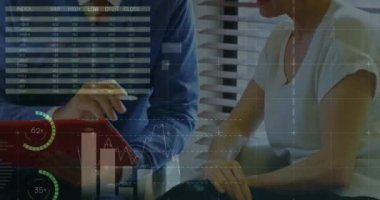 Hastanedeki kadın hastayla konuşan erkek doktorla ilgili tıbbi veri işleme animasyonu. Küresel tıp sağlık konsepti dijital bileşik.