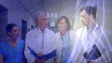 Hastane koridorunda birlikte tartışan tıbbi profesyonellerden oluşan ekibe karşı parlayan mor ışık izlerinin dijital animasyonu. tıp araştırması bilim konsepti