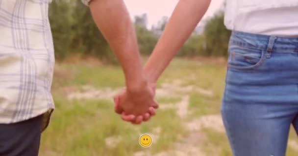 Birbirine Aşık Çiftlerin Orta Kesiminde Yüzen Çoklu Gülen Yüz Emojisinin — Stok video
