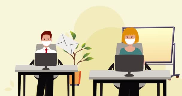 事務所で働く顔マスクの男と女のアニメーション 感染症の流行期に職場での通信技術の社会的距離 — ストック動画