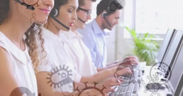 Covid Simgesinin Animasyonu Bilgisayar Kullanarak Telefon Kulaklığı Takan Insanların Üzerinde — Stok video