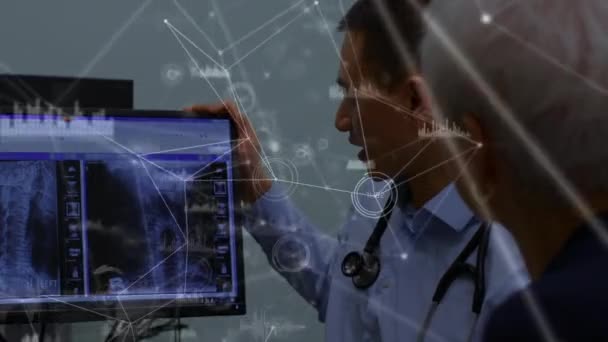 Κινούμενα Σχέδια Ιατρικών Δεδομένων Που Επεξεργάζονται Ανδρικό Γιατρό Αναλύοντας Ακτινογραφία — Αρχείο Βίντεο