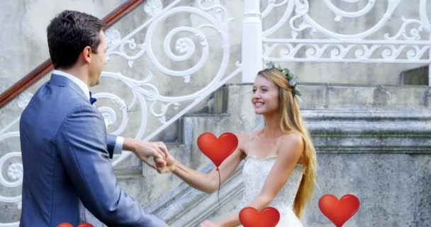 Animação Múltiplos Balões Coração Vermelho Flutuando Sobre Casal Recém Casado — Vídeo de Stock
