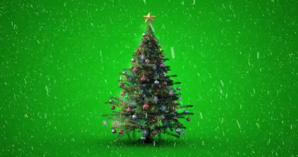 Animasi Pohon Natal Dihiasi Dengan Salju Yang Jatuh Atas Hijau — Stok Video