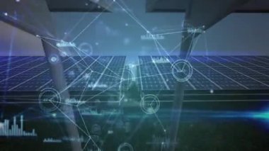 Güneş panelleri üzerindeki simgelerle bağlantı ağının animasyonu. küresel çevre teknolojisi dijital arayüz bağlantı konsepti dijital olarak oluşturulmuş görüntü.