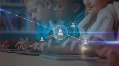 Okul çocukları üzerindeki simgelerle bağlantı ağının animasyonu. küresel ağ eğitimi teknolojisi dijital arayüz bağlantı konsepti dijital olarak oluşturulmuş görüntü.