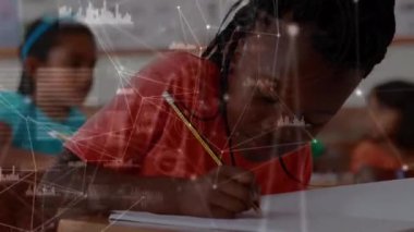 Okuldaki çocuklar üzerindeki simgelerle bağlantı ağının animasyonu. küresel teknoloji bağlantı iletişim konsepti dijital olarak oluşturulmuş görüntü.