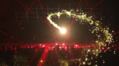 Partide hareket eden ışıklar ve kayan yıldızlarla dans eden insanların animasyonu. Yılbaşı partisinin müzik konseri eğlence konseptini dijital ortamda oluşturdu..