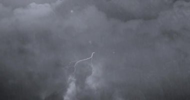Şimşek, sağanak yağmur ve gri bulutlu fırtına animasyonu. Doğa elementlerinin gücü hava sıkıntısı kavramı dijital olarak oluşturulmuş görüntü.