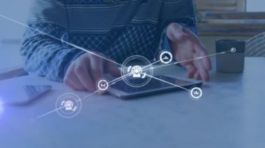 Dijital tablet kullanan beyaz bir adama karşı kurulan bağlantı ağının dijital videosu. küresel ağ ve teknoloji kavramı.