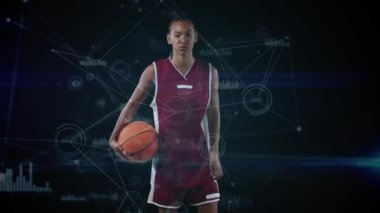 Kadın basketbol oyuncusu, dijital arayüz ve veri işleme animasyonu. global spor teknolojisi ağ konsepti dijital olarak oluşturulmuş görüntü.