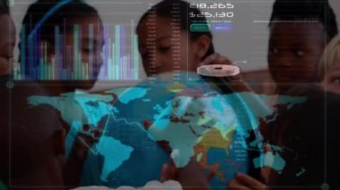 Dünyaya bakan çocuklar üzerinde veri işleme animasyonu. küresel eğitim teknolojisi dijital arayüz bağlantı konsepti dijital olarak oluşturulmuş görüntü.