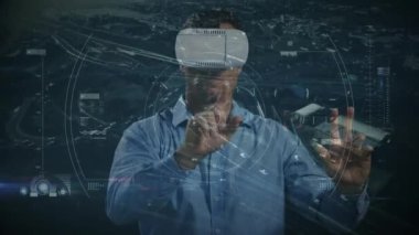VR kulaklık takan adamın veri işleme animasyonu. küresel teknoloji bağlantı iletişim konsepti dijital olarak oluşturulmuş görüntü.