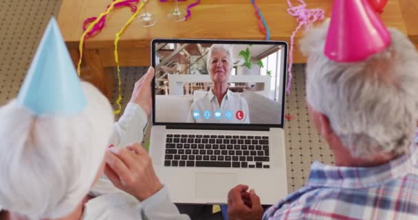 Běloši Starší Pár Notebooku Video Chat Nosí Klobouky Doma Společenské — Stock video