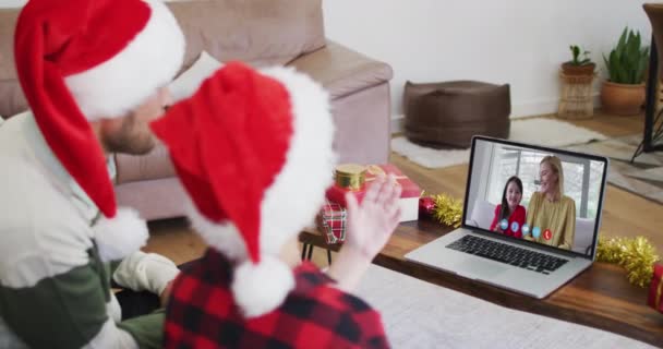 Biały Ojciec Syn Noszący Czapki Mikołaja Laptopie Czat Wideo Podczas — Wideo stockowe