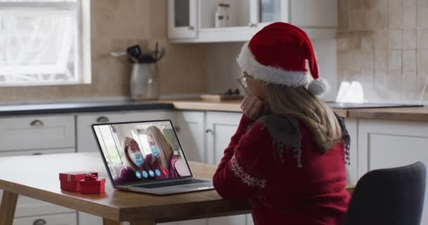 Donna Caucasica Indossa Cappello Babbo Natale Utilizzando Computer Portatile Video — Video Stock