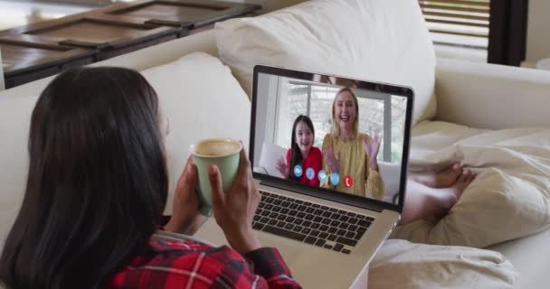 混合种族女性在笔记本电脑视频聊天在家喝咖啡 食管癌大流行期间 与亲朋好友的社会距离及沟通 — 图库视频影像