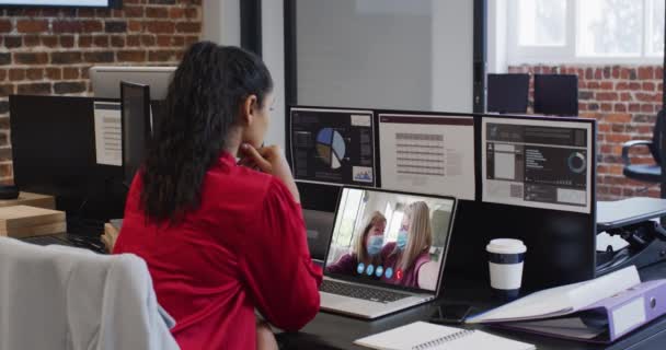 Kaukázusi Laptopon Video Chat Íróasztalnál Irodában Társadalmi Távolság Kapcsolat Kommunikáció — Stock videók