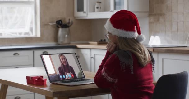 Kaukázusi Télapó Sapkát Visel Laptopot Használ Videobeszélgetésen Karácsonykor Otthon Kommunikáció — Stock videók